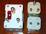  15A 圓插 (左) 跟其他較小的插座